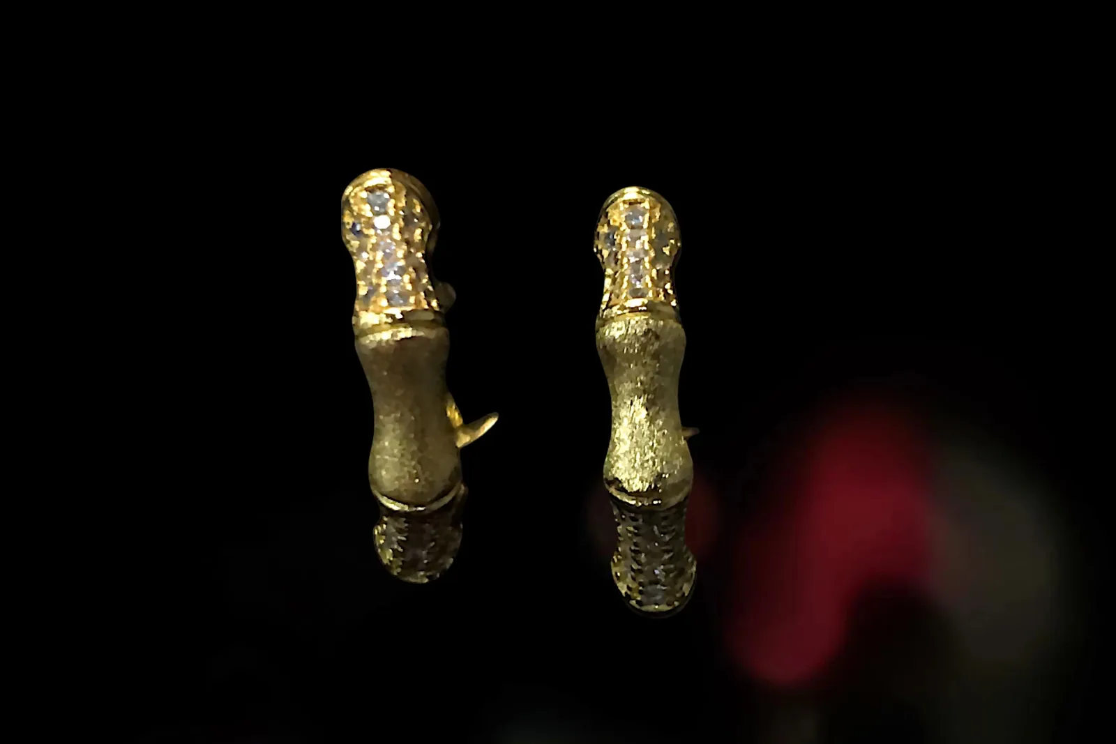 ANILLO CON FIGURA TRIDIMENSIONAL DE ALAS - PENDIENTES TIPO ARGOLLA - PULSERA DE ESLABONES,  JOYERÍA  FINA EN  CHAPA  DE ORO CON INCRUSTACIONES  DE ZIRCONIAS.