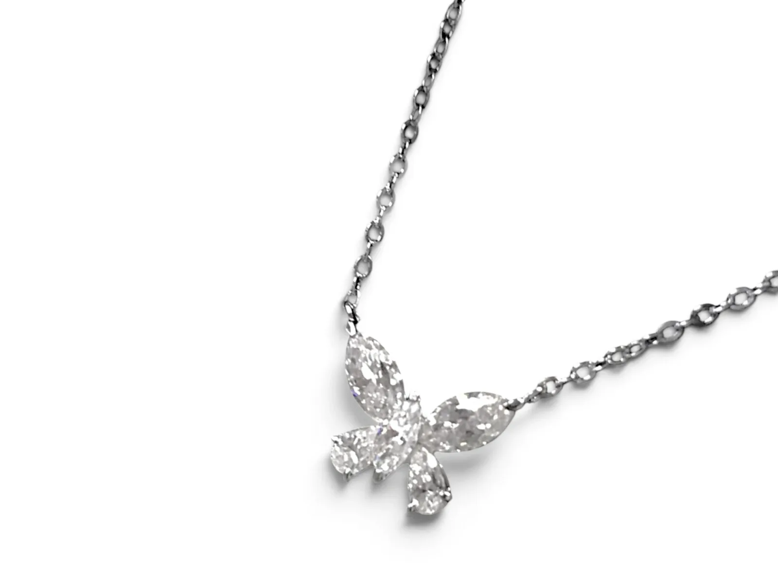 COLLAR CON COLGANTE EN FORMA DE MARIPOSA PLATA 925 MOISSANITA. 3.16 gr.