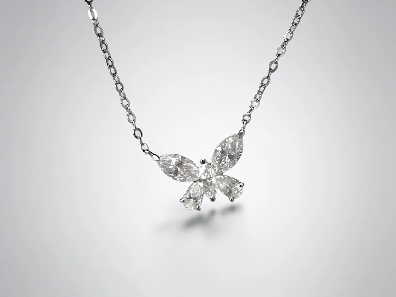 COLLAR CON COLGANTE EN FORMA DE MARIPOSA PLATA 925 MOISSANITA. 3.16 gr.
