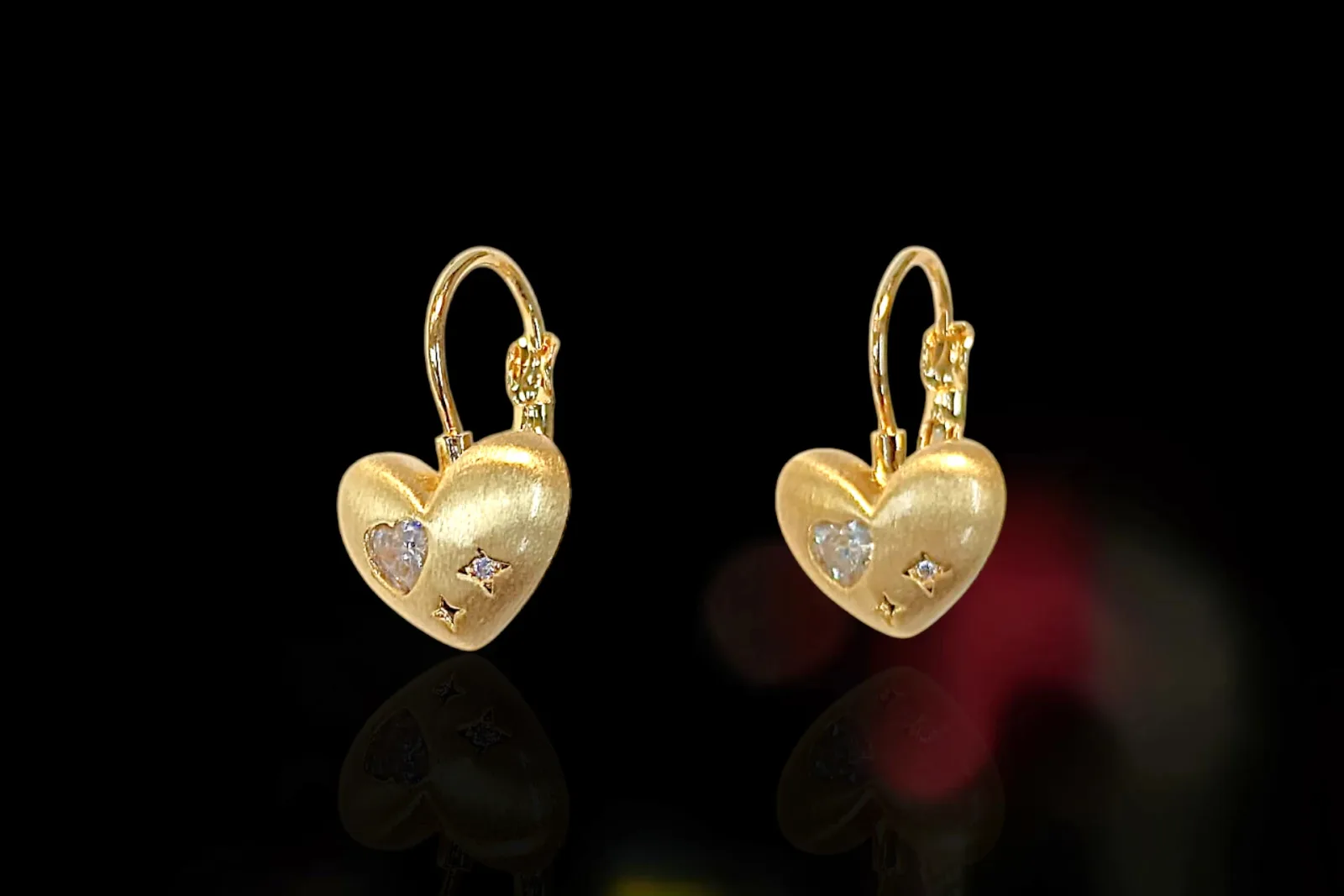PULSERA COMPUESTA POR CUENTAS GRUESAS - PENDIENTES EN FORMA DE CORAZÓN, JOYERÍA FINA EN CHAPA DE ORO CON INCRUSTACIONES DE ZIRCONIAS.
