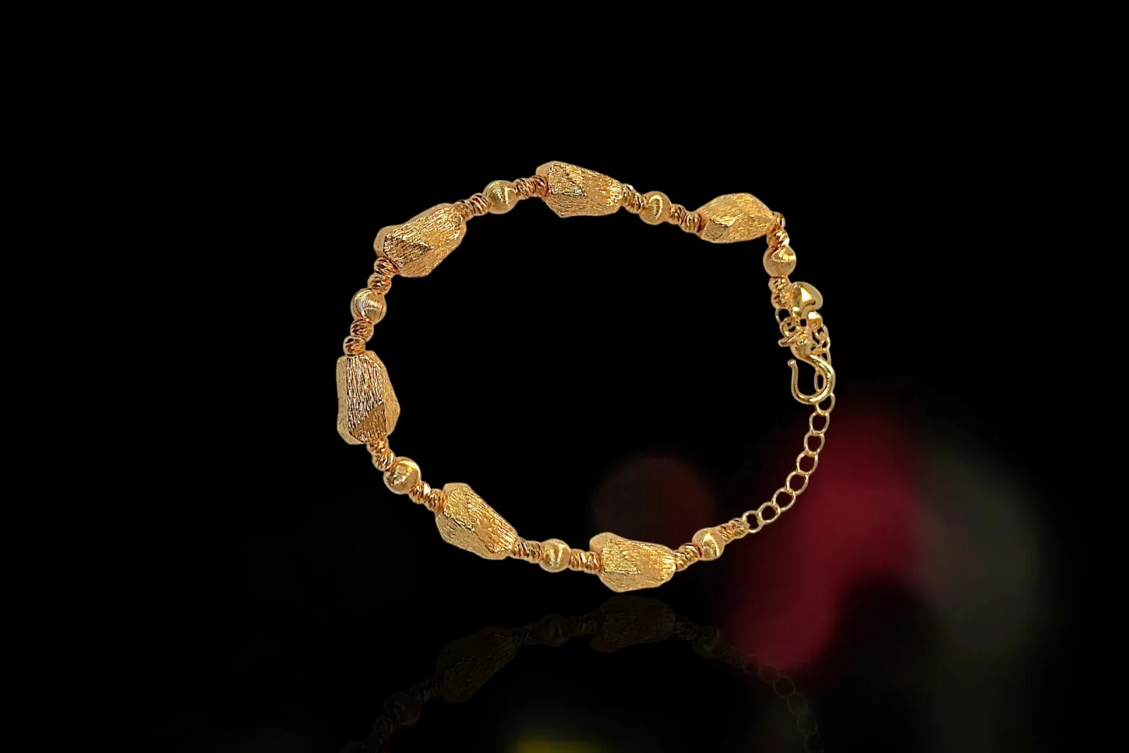 PULSERA COMPUESTA POR CUENTAS GRUESAS - PENDIENTES EN FORMA DE CORAZÓN, JOYERÍA FINA EN CHAPA DE ORO CON INCRUSTACIONES DE ZIRCONIAS.