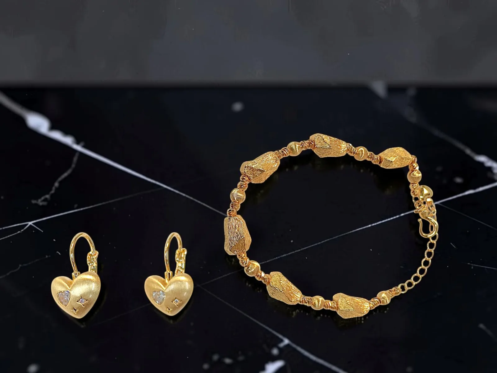 PULSERA COMPUESTA POR CUENTAS GRUESAS - PENDIENTES EN FORMA DE CORAZÓN, JOYERÍA FINA EN CHAPA DE ORO CON INCRUSTACIONES DE ZIRCONIAS.