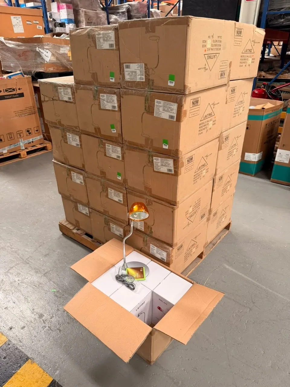 APROX. 180 PZAS. DE LAMPARA DE MESA DHL-612 MARCA LAITING..