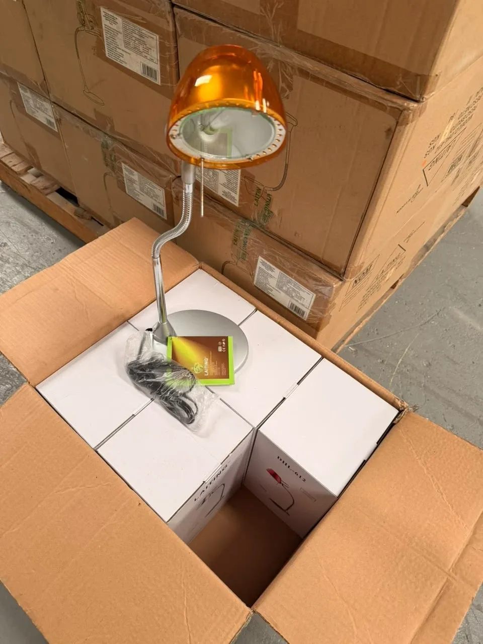 APROX. 180 PZAS. DE LAMPARA DE MESA DHL-612 MARCA LAITING..
