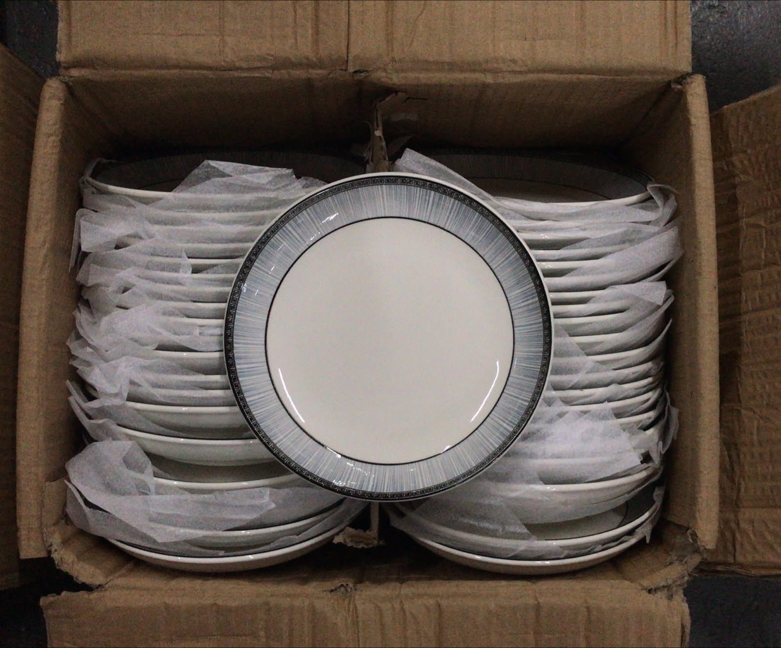 120 PZAS. APROX. PLATOS DE CERAMICA.