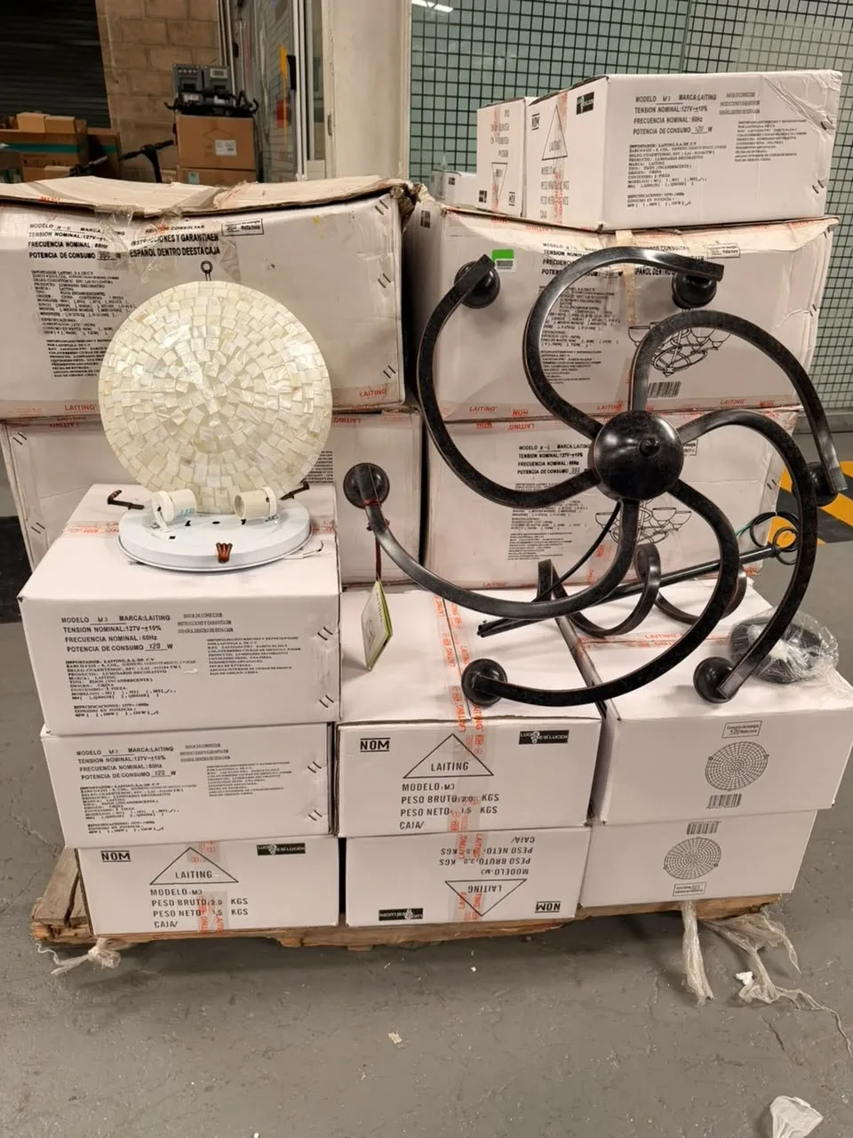 APROX. 22 PZAS. LUMINARIA  M3 - 5 PZAS. LUMINARIA H-6 MARCA LAITING.